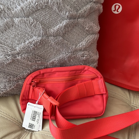 Last One!! NWT Lululemon pale Raspberry belt bag - Picture 4 of 8